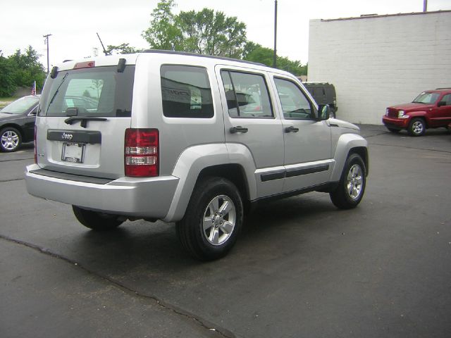 Jeep Liberty 2010 photo 2