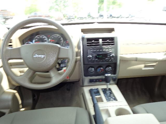 Jeep Liberty 2010 photo 4