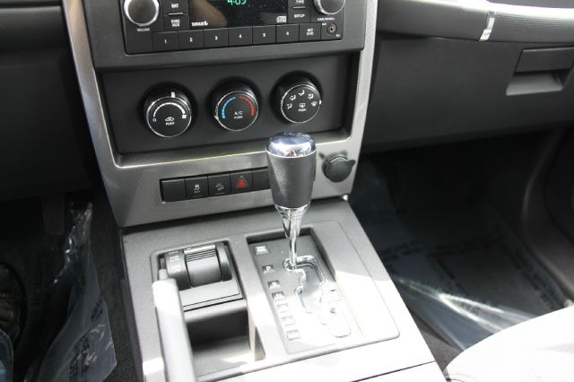 Jeep Liberty 2010 photo 17