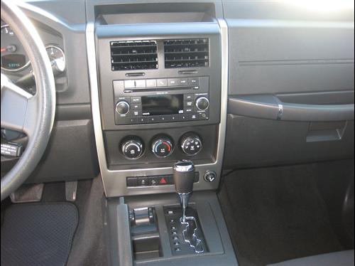 Jeep Liberty 2010 photo 2