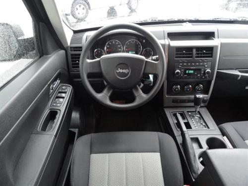 Jeep Liberty 2010 photo 2