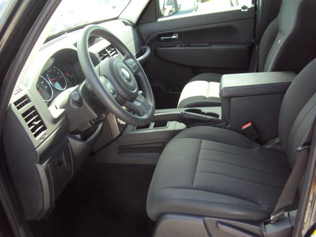 Jeep Liberty 2011 photo 2