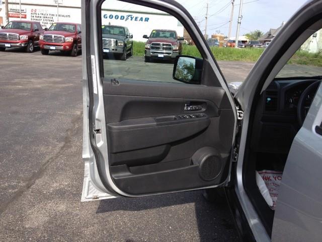 Jeep Liberty 2012 photo 13