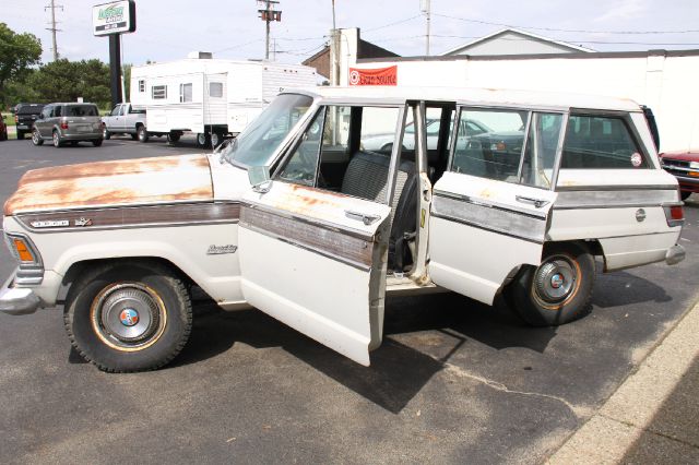 Jeep Wagoneer 1973 photo 35