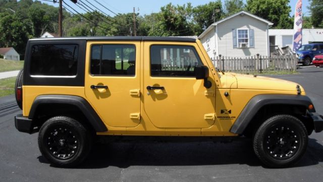 Jeep Wrangler 1500 Extended Cargo Clean SUV