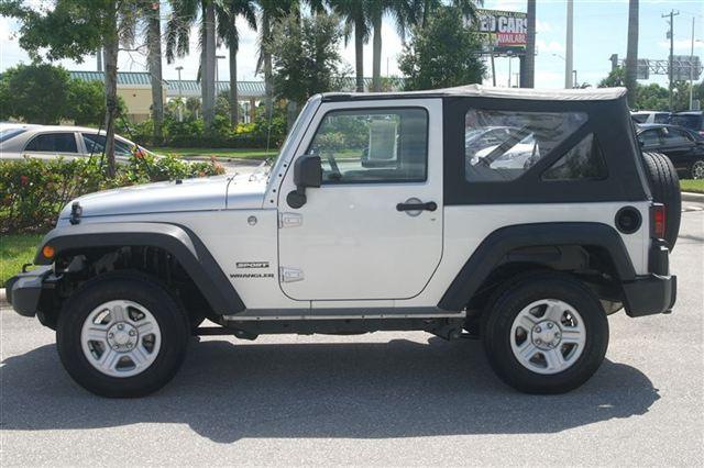 Jeep Wrangler 2011 photo 1