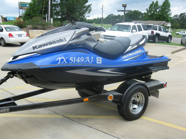 Kawasaki ULTRA Luxury AWD Nav Boat
