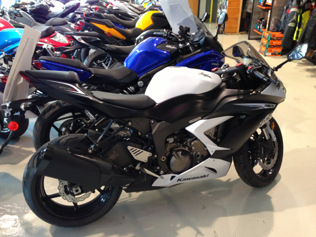 Kawasaki Ninja ZX-6R 636 Slt1-awd-2nd Bench-third-8 Passenger- CD Bose-1 OW Motorcycle