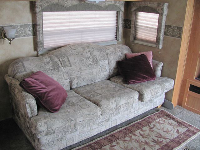 Keystone Laredo 2012 photo 27