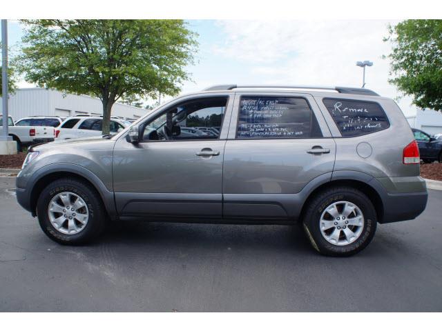 Kia Borrego 2009 photo 3