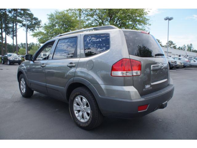 Kia Borrego 2009 photo 4