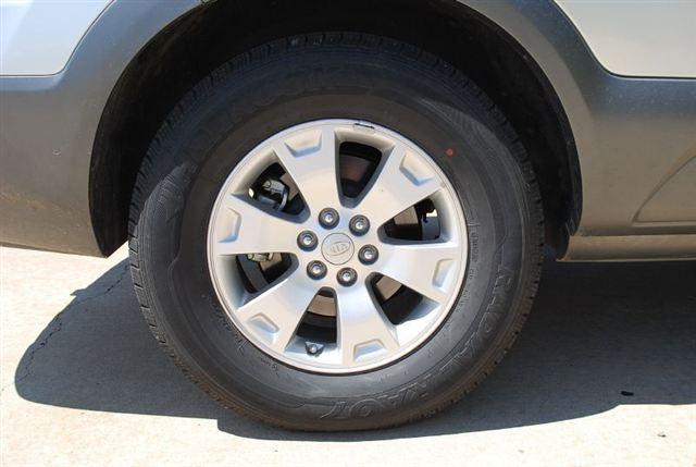 Kia Borrego 2009 photo 4