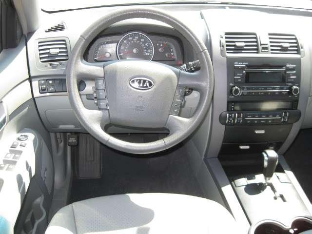 Kia Borrego 2009 photo 1