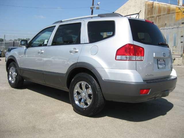 Kia Borrego 2009 photo 2