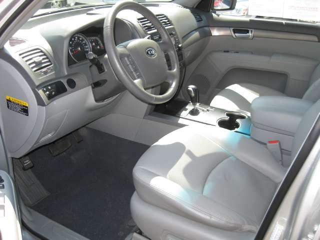 Kia Borrego 2009 photo 3
