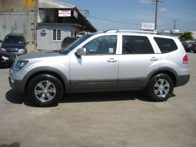 Kia Borrego 2009 photo 4