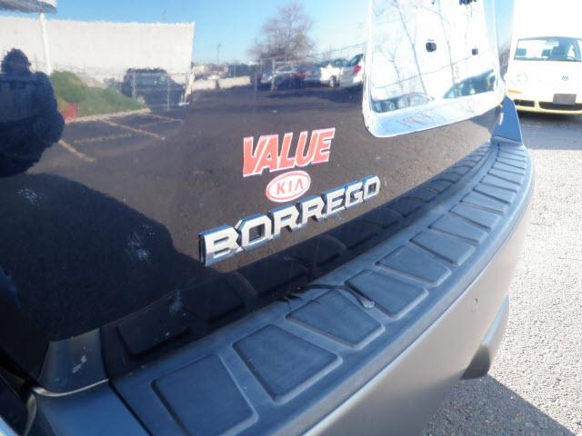 Kia Borrego 2009 photo 4