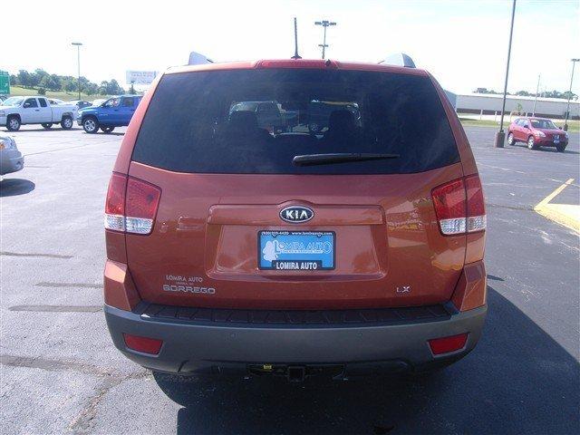 Kia Borrego 2009 photo 2