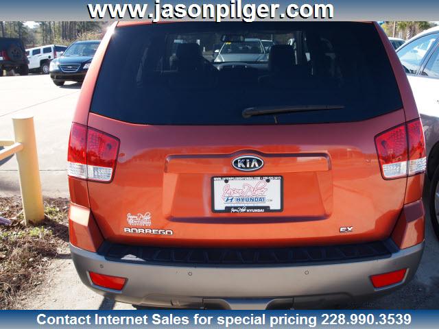 Kia Borrego 2009 photo 2