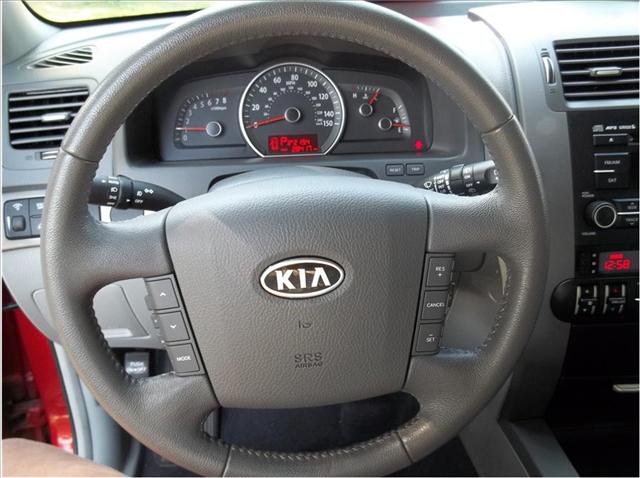 Kia Borrego 2009 photo 4