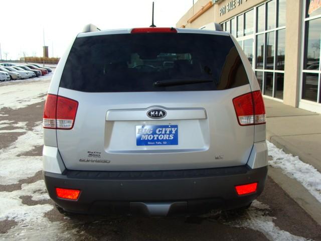 Kia Borrego 2009 photo 2