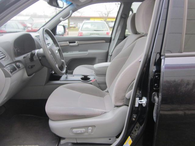 Kia Borrego 2009 photo 5