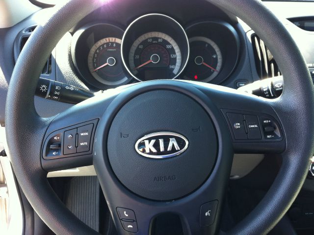 Kia Forte 2011 photo 2