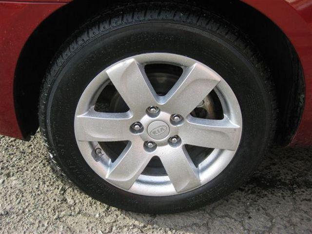 Kia Rondo 2008 photo 3