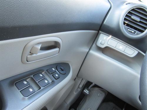 Kia Rondo 2008 photo 2