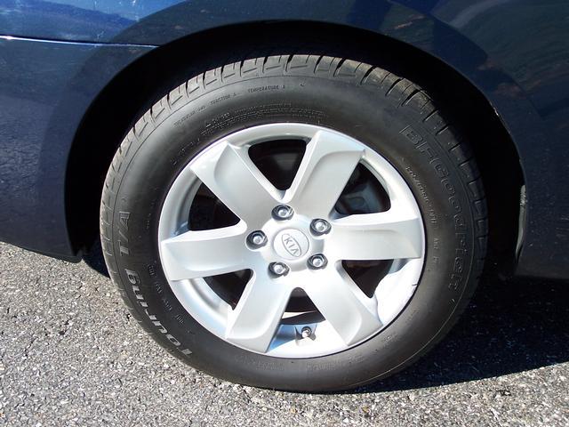 Kia Rondo 2008 photo 4