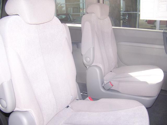 Kia Sedona 2010 photo 2