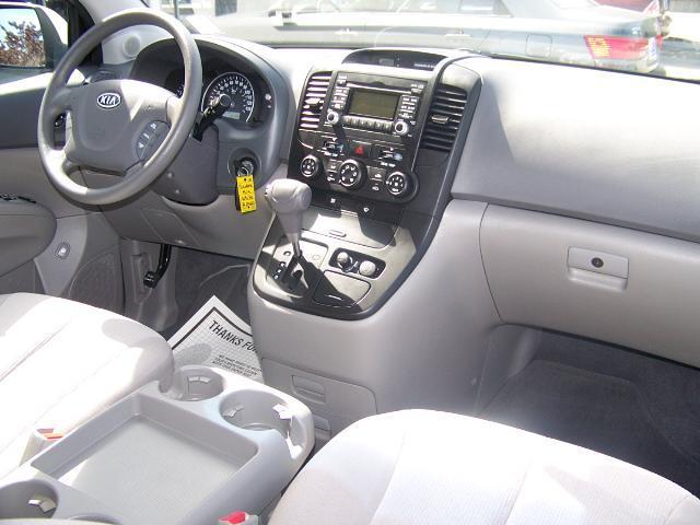 Kia Sedona 2010 photo 1