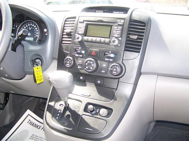 Kia Sedona 2010 photo 2