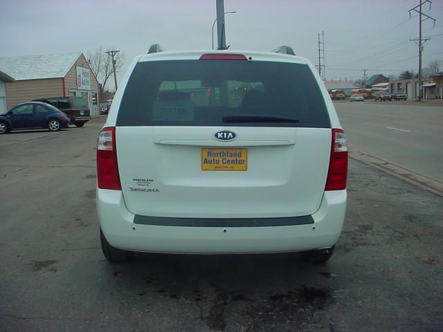 Kia Sedona 2010 photo 1