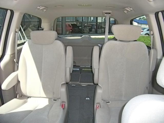 Kia Sedona 2010 photo 1