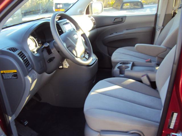 Kia Sedona 2010 photo 2