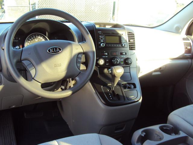 Kia Sedona 2010 photo 3