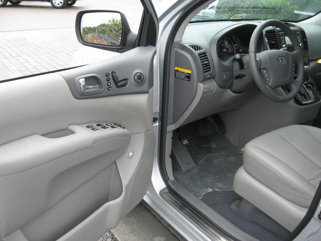 Kia Sedona 2011 photo 2