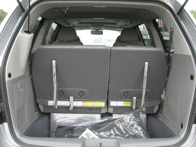 Kia Sedona 2011 photo 4