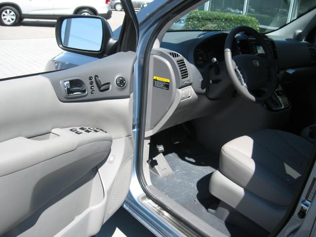 Kia Sedona 2011 photo 2