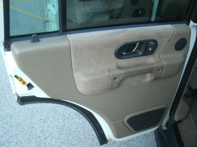 Land Rover Discovery II 2000 photo 11