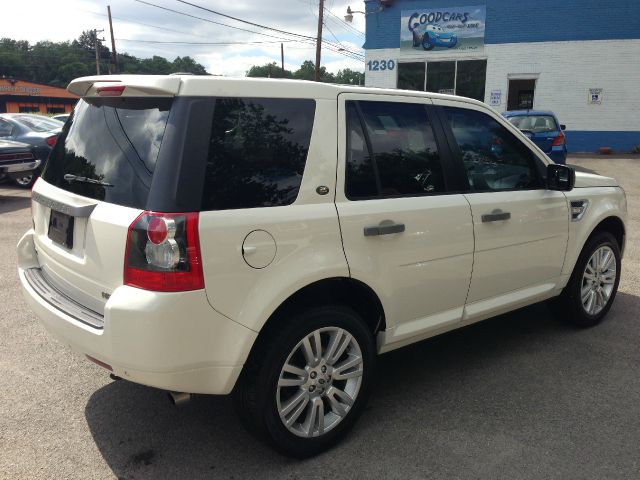 Land Rover LR2 2010 photo 17