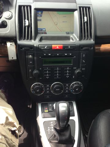 Land Rover LR2 2010 photo 2