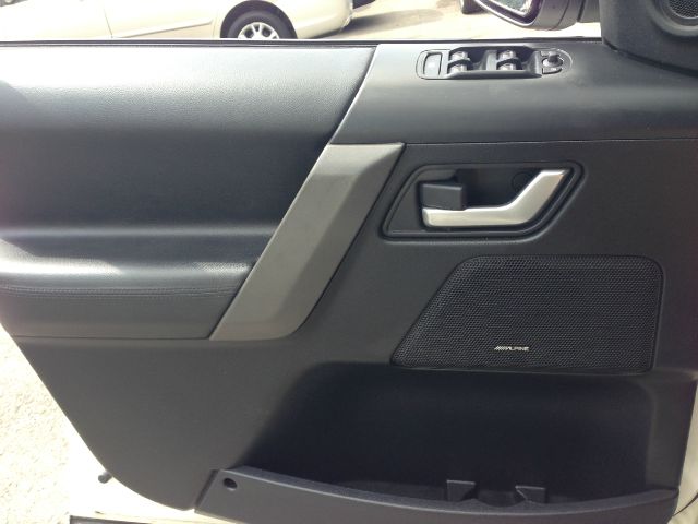 Land Rover LR2 2010 photo 21