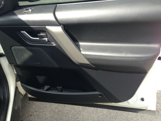 Land Rover LR2 2010 photo 4