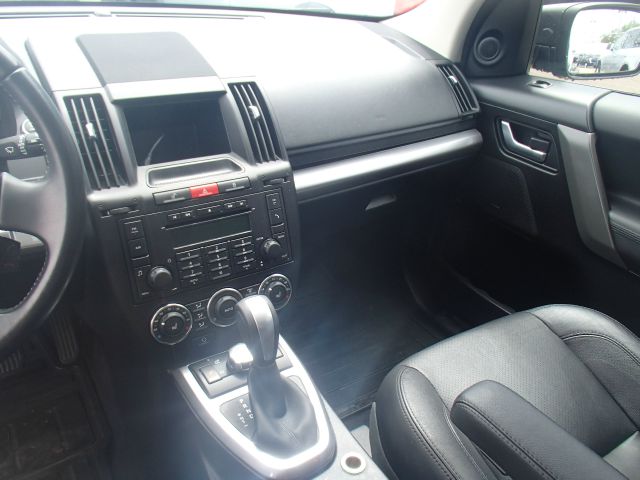 Land Rover LR2 2010 photo 14