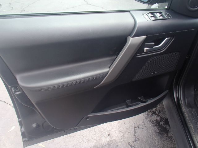 Land Rover LR2 2010 photo 18