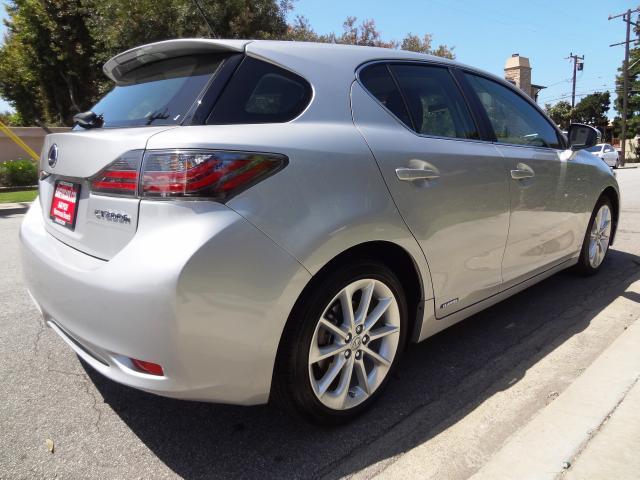 Lexus CT 200h 2012 photo 17