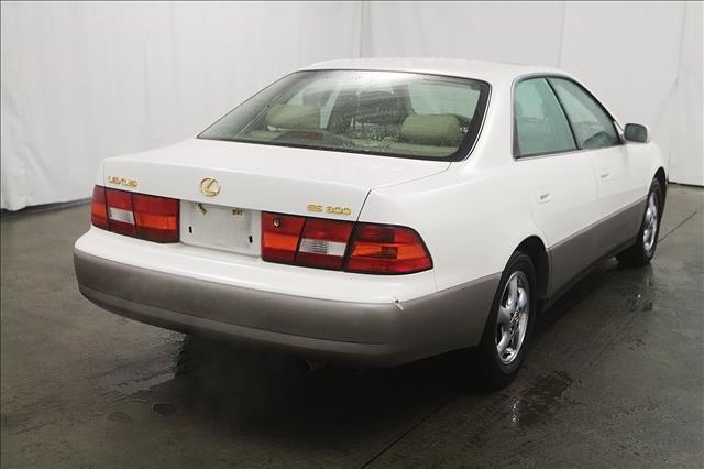Lexus ES 300 1998 photo 2