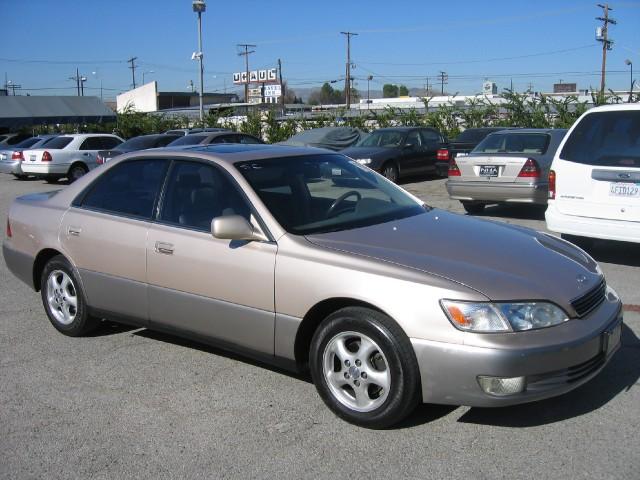Lexus ES 300 1999 photo 2